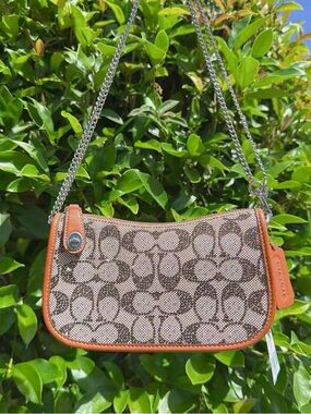 NWT Coach Swinger Bag 20 With Chain In Crystal Signature Jacquard CW568